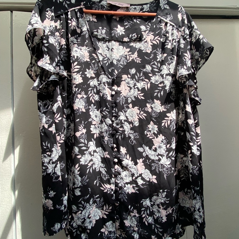 Beautiful flowy floral blouse 💐